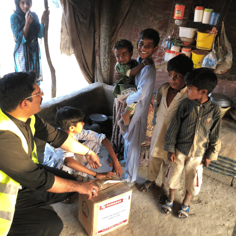 Ramadan food distribution in Pakistan